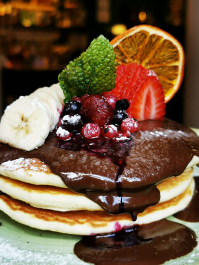 Racion Pancakes Con Nutella, Frutos Rojos Y Pl Aacute;Tano