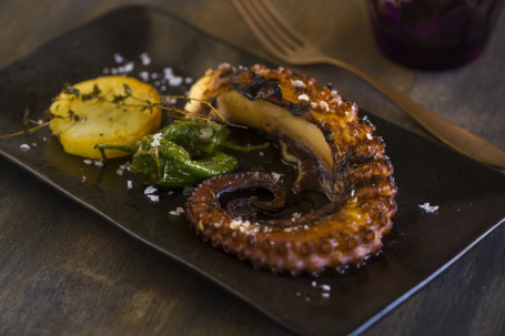 Pulpo A La Brasa Con Mayonesa Harissa