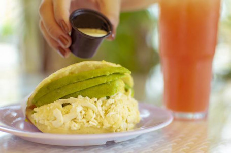 Arepa Queso Blanco Y Aguacate