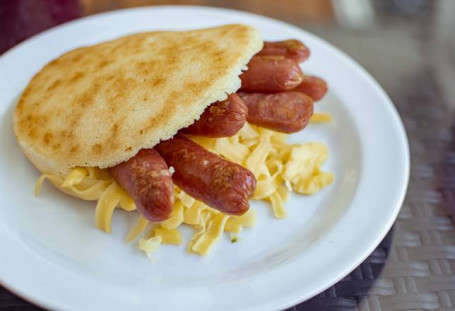 Arepa Queso Blanco Y Salchicha