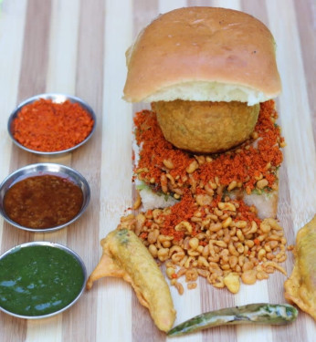 Spicy Crunchy Kurkura Vada Pav