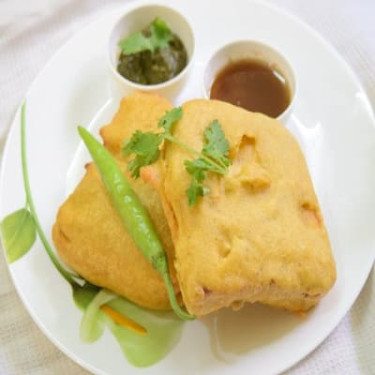 Masala Stuffed Bread Pakoda 2Pc