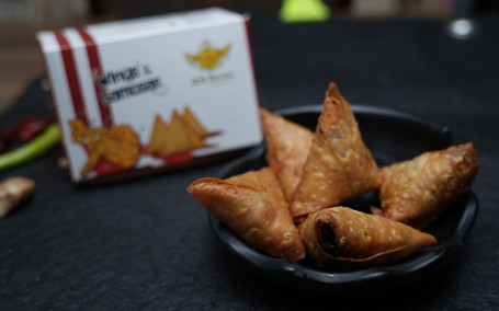 Murgh Mirch Samosa 4 Pieces