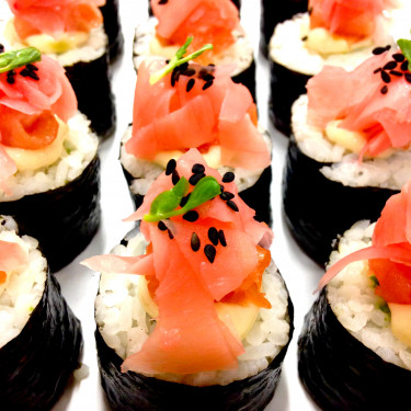 Smoked Salmon And Avocado Nori Roll Pieces)