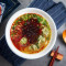 Shao es la sopa de fideos Wonton picantes con verduras y cerdo Fideos de sopa wonton picantes con verduras y cerdo