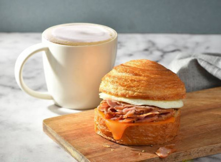 Bollo De Croissant De Pavo Y Queso