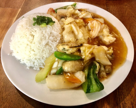 Steamed Rice With Seafood Mixed Vegetables