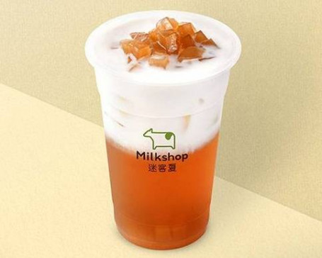 Honey Barley Tea Latte Con Golden Cube Jelly. Honey Barley Tea Latte Con Gelatina De Cubo Dorado