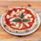 Pizza Mozzarella mit Basilikum