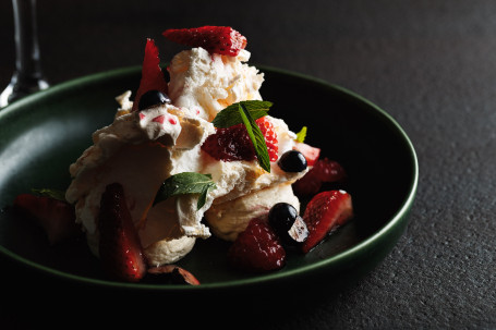 Wild Berry Pavlova (V)