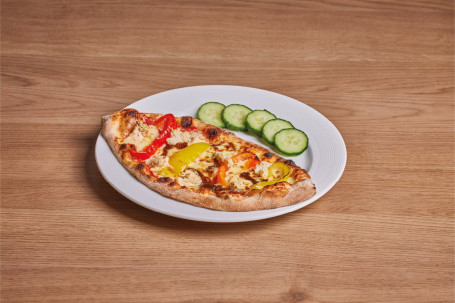 Pizza Para Niños Con Pollo, Pimientos Asados ​​Y Cebolla Balsámica