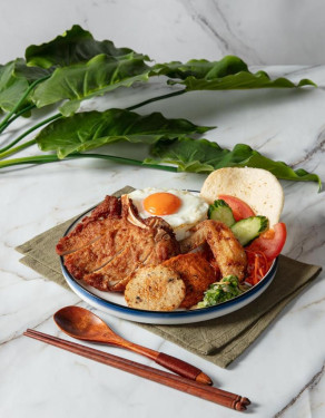 Huǒ Chē Tóu Fàn Tuī Jiàn Locomotive Rice With Lemongrass Pork Chop, Chicken Wing, Fish Cake, Viet Sausage Fried Egg