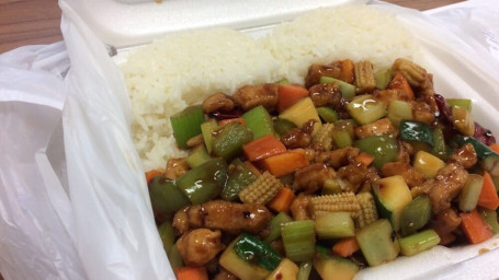 C11. Kung Pao Chicken Gōng Bǎo Jī Ròu