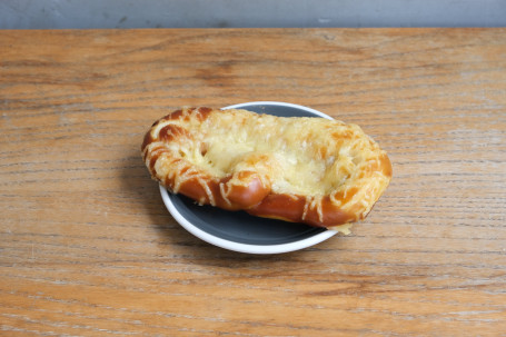 Pretzel With Gouda Gē Dá Zhī Shì Hú Dié Bǐng Miàn Bāo