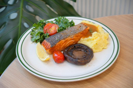 Liù Ān Shì Sān Wén Yú Bā Pèi Zì Jiā Zhì Shǔ Róng Jí Shā Lǜ 6Oz Salmon Steak With Homemade Mash Potato And Salad