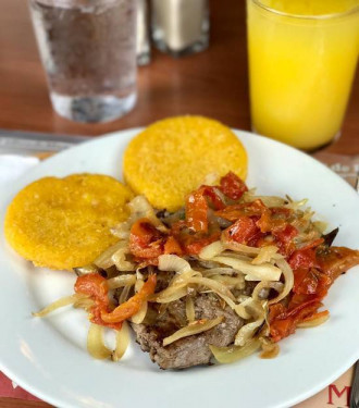 Filete De Res Con Cebolla Y Tomate