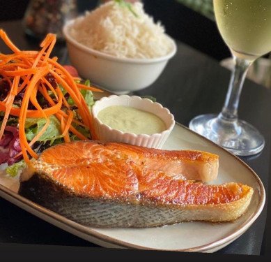 Grilled Salmon Served With 2 Sides Salmão Grelhado 2 Acompanhamentos