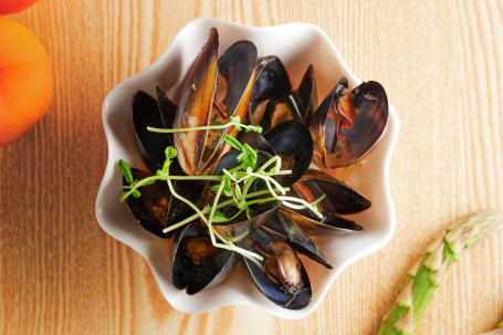 Bái Jiǔ Xiāng Cǎo Zhǔ Xiān Lán Qīng Kǒu Fresh Blue Mussels With White Wine Sauce