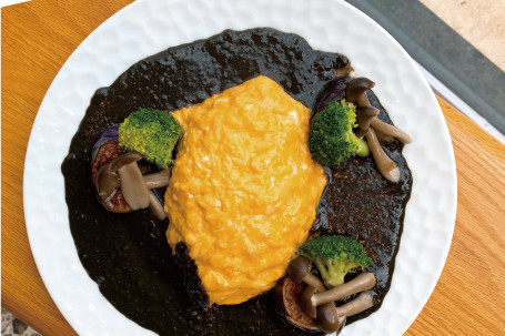 Hēi Kā Lī Yě Cài Yǎn Liè Dàn Fàn Squid Ink Curry W/ Vegetables Omurice