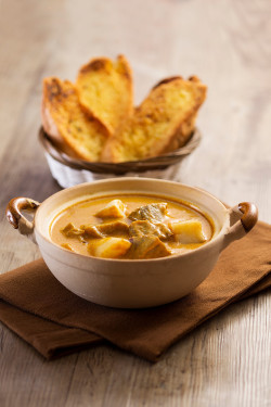 Xī Gòng Kā Lī Niú Nǎn Bāo Pèi Suàn Róng Bāo Curry Beef Brisket In Pot W/ Garlic Bread