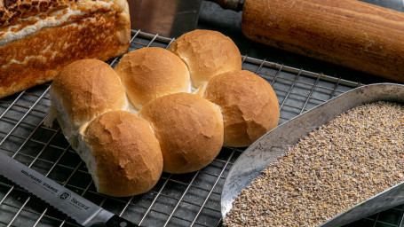 Traditional Dinner Rolls (6 Pieces)