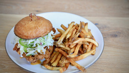 Sándwich De Pollo Frito Con Papas Fritas