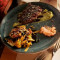 Bife de atum com sementes de sesamo, molho teryaki, vegetais salteados e batata doce frita