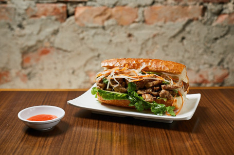 Yuè Shì Fǎ Bāo Sān Wén Zhì Pèi Zhū Nǎn Ròu D1. Sandwich With Sliced Pork Belly
