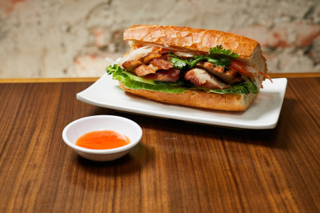 Yuè Shì Fǎ Bāo Sān Wén Zhì Pèi Zhū Jǐng Ròu D2. Sandwich With Sliced Pork Neck