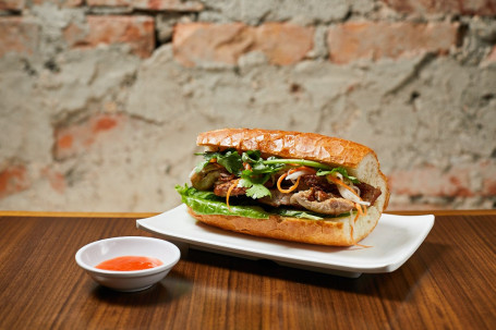 Yuè Shì Fǎ Bāo Sān Wén Zhì Pèi Xiāng Kǎo Zhū Bā D4. Sandwich With Sliced Grilled Pork Chop