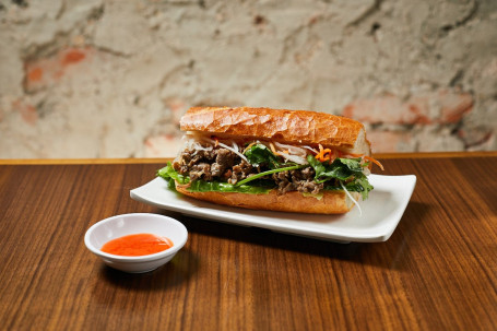 Yuè Shì Fǎ Bāo Sān Wén Zhì Pèi Xiāng Máo Niú Ròu D5. Sandwich With Grilled Lemon Grass Ground Beef