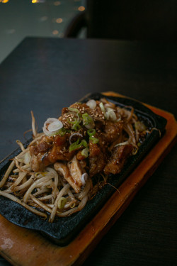 Sizzling Chicken In Teriyaki Sauce Tiě Bǎn Zhào Shāo Jī