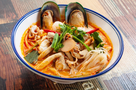 Set Tom Yum Seafood Noodles  In Soup Dōng Yīn Gōng Hǎi Xiān Tāng Miàn Tào Cān