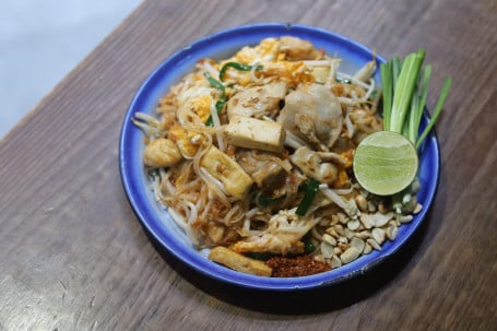 Set Pad Thai W/ Chicken Tài Shì Jī Ròu Chǎo Jīn Biān Fěn Tào Cān