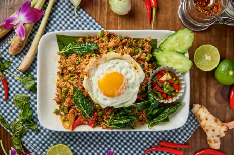 Khao Pad Ka Prao Jī Ròu Suì Chǎo Fàn Pèi Tài Yáng Dàn