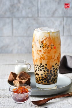 Dòng Hēi Táng Guān Yīn Jīng Qiú Ná Tiě Iced Brown Sugar Tieguanyin Tea Latte With Agar