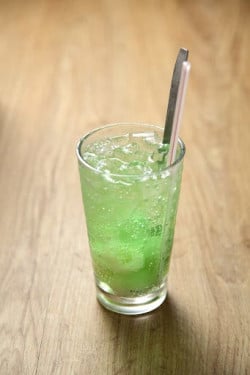 Qī Xǐ Lóng Yǎn Bīng Logan Ice With 7-Up (Iced)  