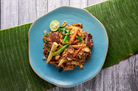 Wok Fried Flat Noodles With Beef Tài Shì Gān Chǎo Niú Liǔ Sī Chǎo Hé Fěn