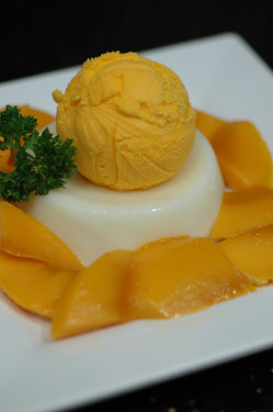 Máng Guǒ Nǎi Dòng Mango Panna Cotta.