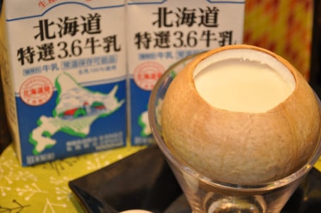 Yuán Zhōng Yē Huáng Dùn Niú Nǎi Dàn Bái Rè Egg White Milk Pudding In Coconut Shell Hot