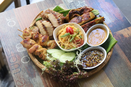 Shāo Kǎo Pīn Pán Pèi Nuò Mǐ Fàn Jí Mù Guā Shā Lǜ Yang Luam Bbq Platter With Sticky Rice Papaya Salad