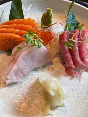 Assorted Sashimi (10Pcs) Salmon , Tuna , Yellowtail If Available If Not Sea Bass Or Scallop's