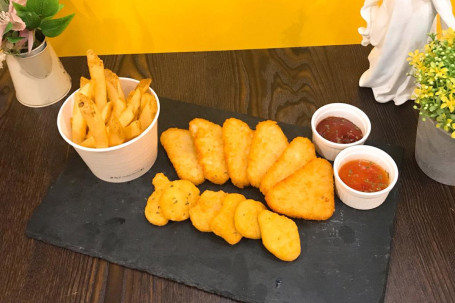 Kāi Xīn Zhà Lán Zhà Jī Kuài, Shǔ Bǐng, Shǔ Tiáo Mixed Fired Box Chicken Nuggets X6, Hash Brown X6, Fries