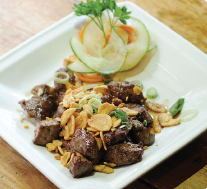 Quick-Fried Black Pepper Beef Cubes With Garlic