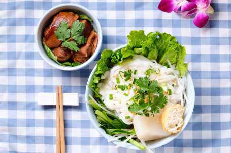 Tài Shì Lǔ Shuǐ Zhū Shǒu Tāng Hé Thai Stew Pork Leg With Rice Noodle Soup