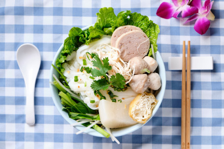 Tài Shì Zá Jǐn Tāng Hé Thai Assorted With Rice Noodle Soup