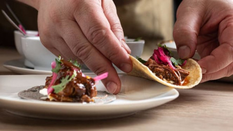 Costilla De Vaca Tudanca Braseada En Barbacoa De Chiles Con Tortillas De Maíz