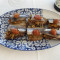 Lomo de sardina ahumada, sobre pan de maíz y pisto templado