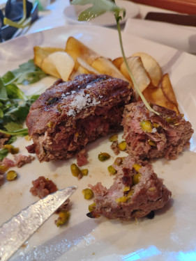 Hamburguesa De Avileño, Con Pistacho, Trufa Negra Y Chips De Yuca