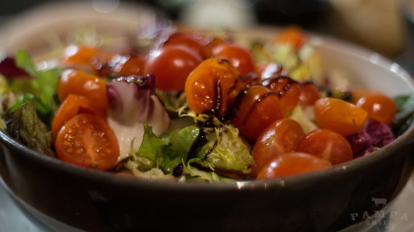 Ensalada Mixta. Lechuga, Tomate Y Cebolla De Temporada Con Vinagreta Cítrica